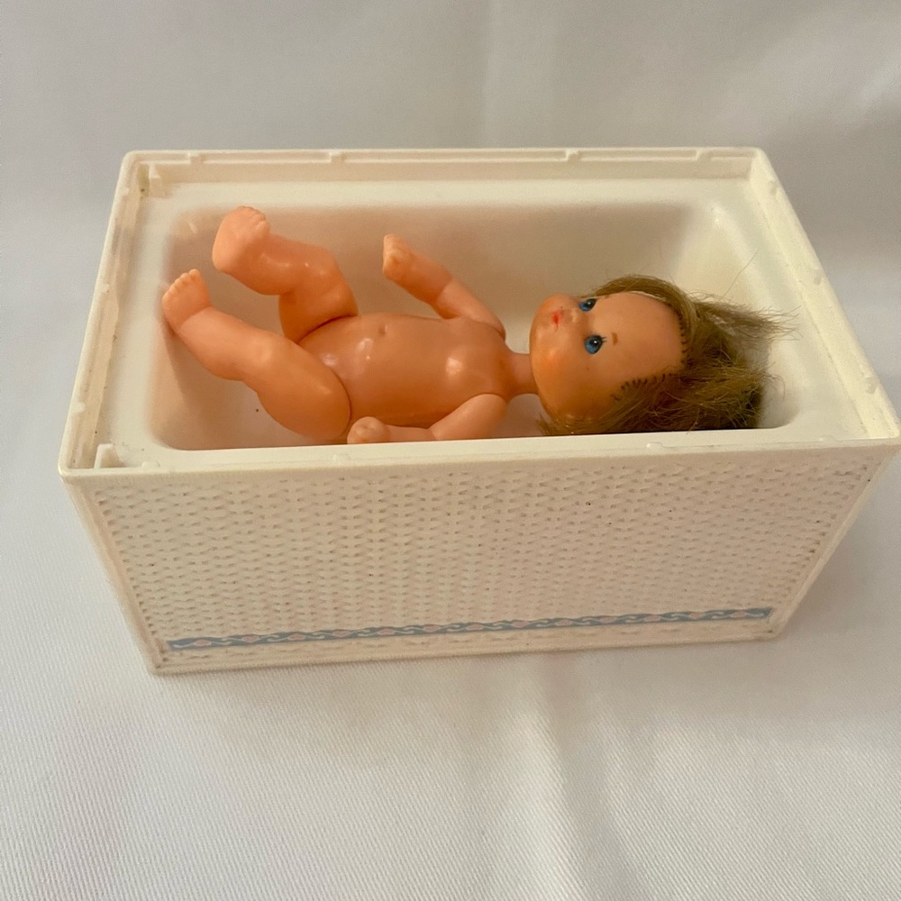 Vintage 1984 Barbie Changing Table/Crib/Tub/ Baby Doll 1976 White Wicker Rattan
